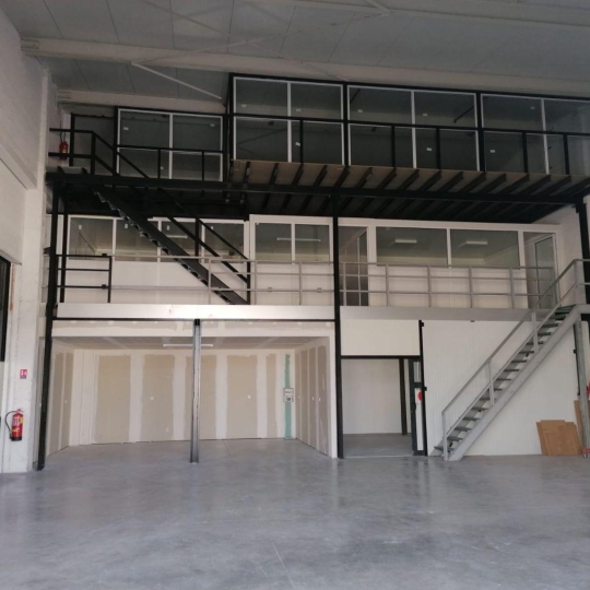  A MEZE IMMOBILIER : Local / Bureau | MEZE (34140) | 300 m2 | 1 920 € 