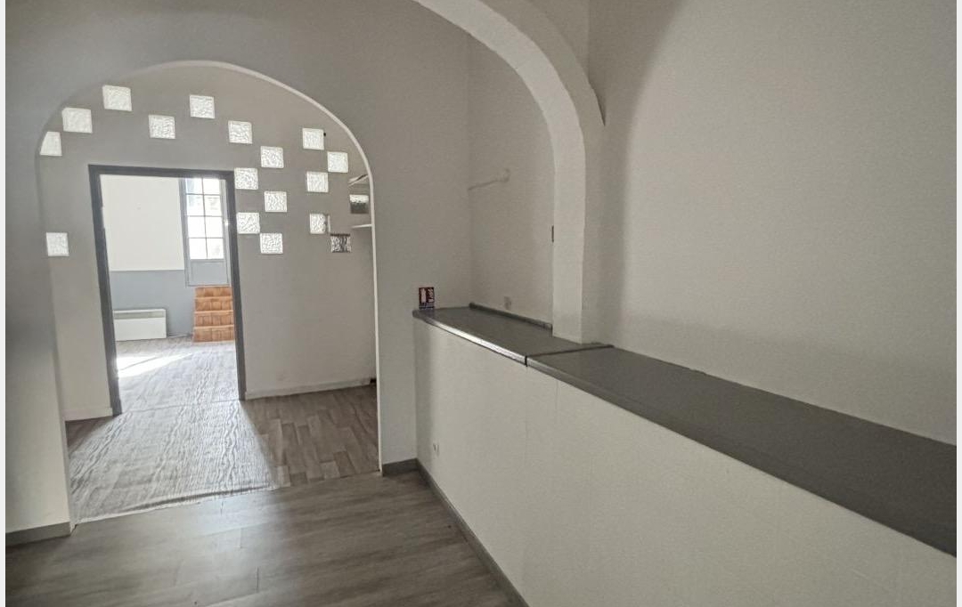 A MEZE IMMOBILIER : Office | MEZE (34140) | 60 m2 | 720 € 