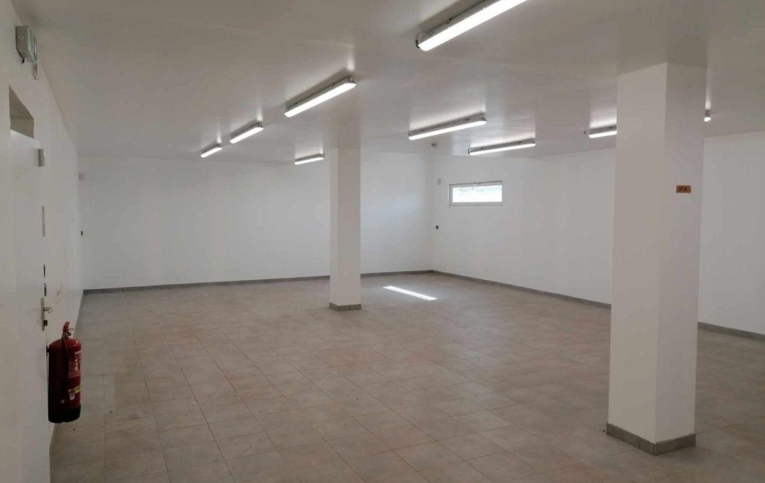 A MEZE IMMOBILIER : Local / Bureau | MEZE (34140) | 300 m2 | 2 150 € 