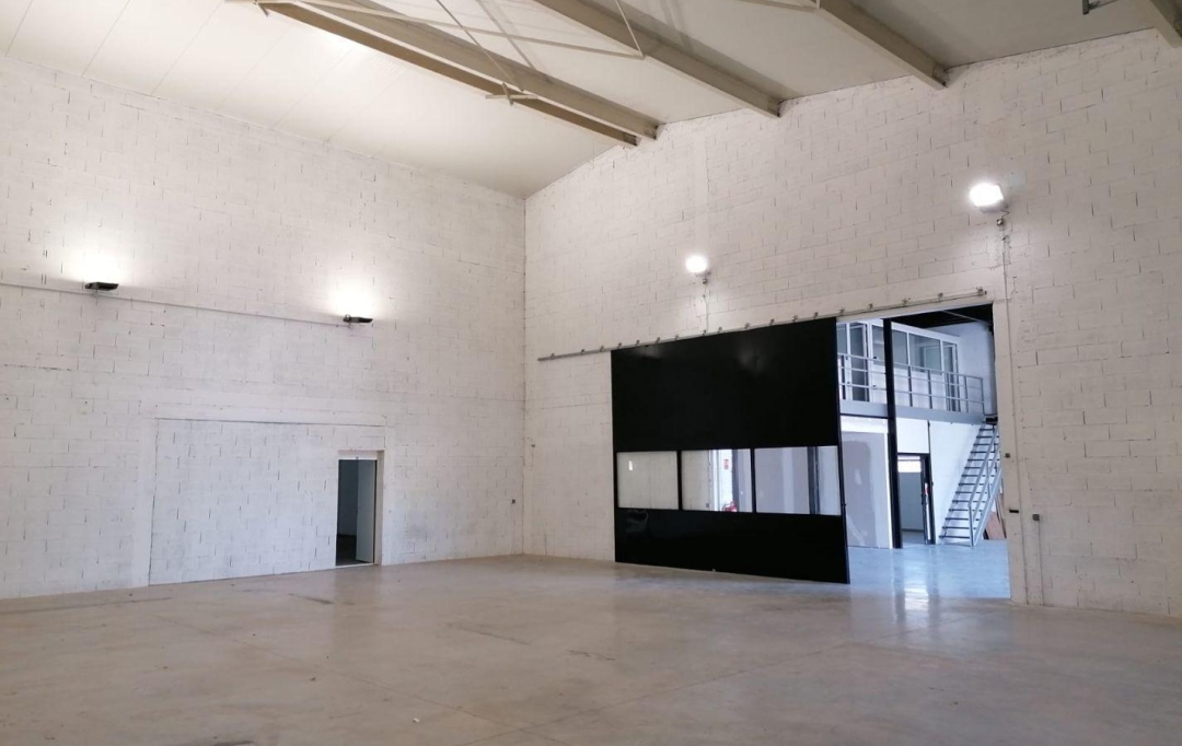 A MEZE IMMOBILIER : Local / Bureau | MEZE (34140) | 300 m2 | 2 150 € 