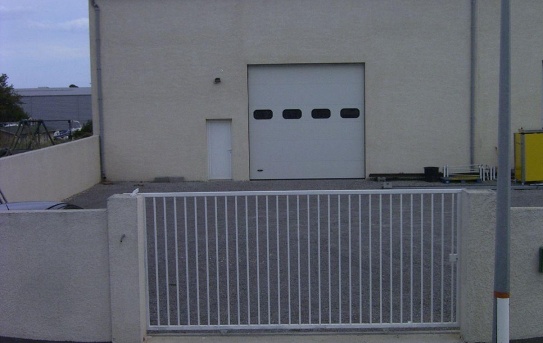 A MEZE IMMOBILIER : Local / Bureau | MEZE (34140) | 300 m2 | 1 920 € 
