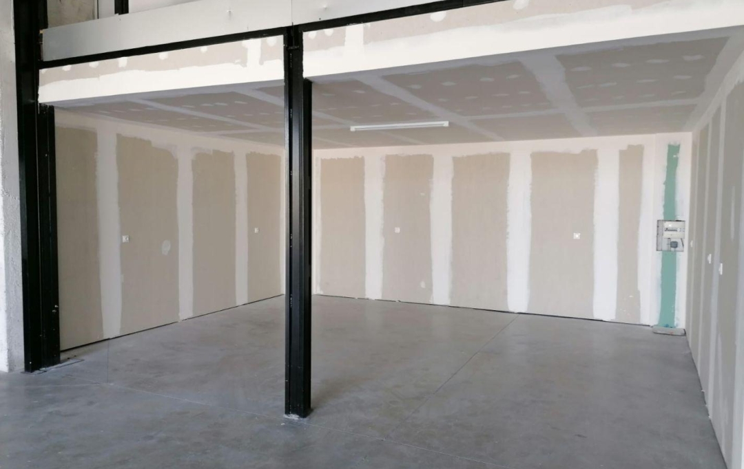 A MEZE IMMOBILIER : Local / Bureau | MEZE (34140) | 300 m2 | 1 920 € 