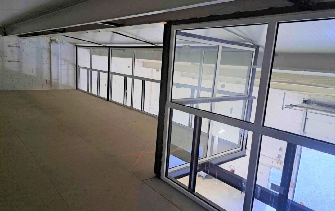 A MEZE IMMOBILIER : Local / Bureau | MEZE (34140) | 300 m2 | 1 920 € 