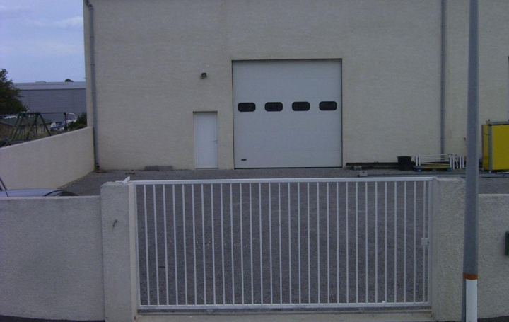  A MEZE IMMOBILIER Local / Bureau | MEZE (34140) | 300 m2 | 1 920 € 